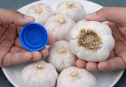Pelar ajo en segundos: El truco que promete ahorrar tiempo… ¿realmente funciona?