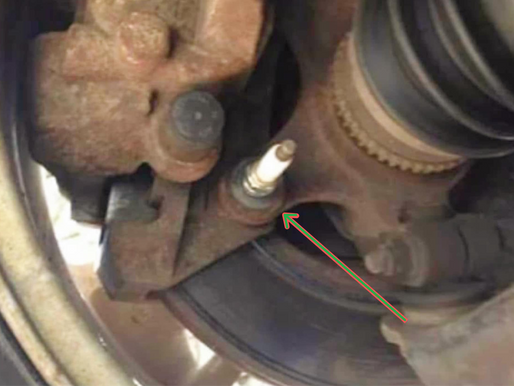 ¿Por qué hay una bujía en la mangueta? La razón te sorprenderá