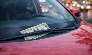 Encontrar Dinero en tu Parabrisas Parece Suerte... Hasta Que Descubres lo Que Podría Significar