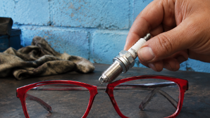 Usar una bujía para dar nueva vida a lentes rotos en bricolaje es posible