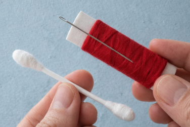 El Truco Más Rápido Para Enhebrar una Aguja Que Casi Nadie Conoce (Y Solo Necesitas un Hisopo)