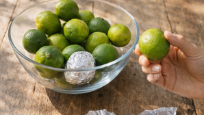 Envuelve los limones con papel de aluminio: El truco casero que da buenos resultados