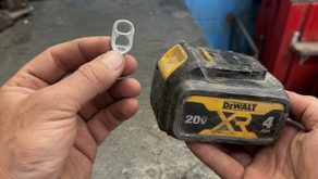 Antes de tirar la batería malograda de la herramienta mira lo que puedes hacer con una anilla
