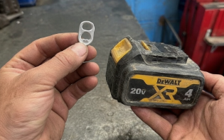 Antes de tirar la batería malograda de la herramienta mira lo que puedes hacer con una anilla