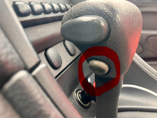 🚨El 99% de las personas desconoce el secreto de este botón en la palanca de cambios y por qué NO deberías tocarlo en ciertas situaciones 🚫⚠️