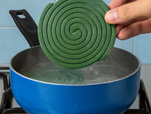 Coloca un Mosquitero en Agua Hirviendo y Pasó Algo Inesperado: Pocas personas lo saben