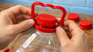 No volverás a tirar el asa de las botellas de plástico: la idea casera que casi nadie aprovecha