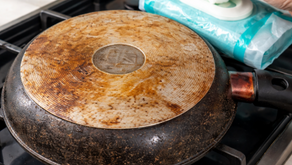 Solo una toallita húmeda y esta mezcla casera: el truco rápido para devolverle vida a tu sartén