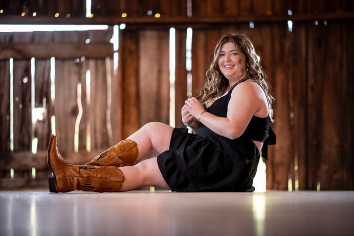 rustic barn, western senior photos