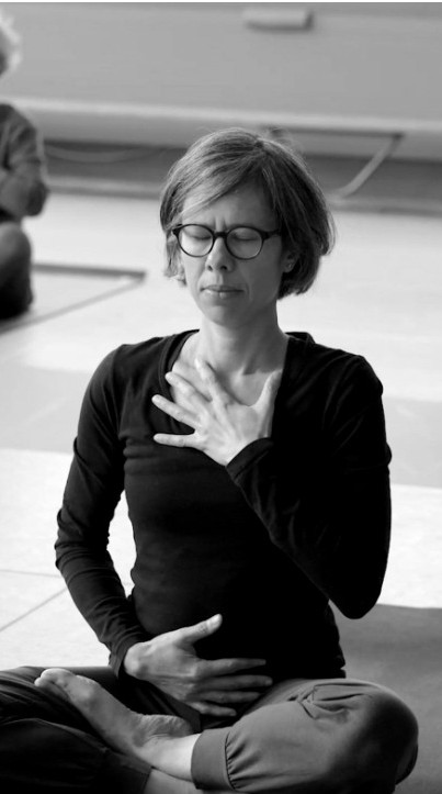 Frau in einer Yoga-Haltung bei DO bewegt – Yoga-Studio in Baden, Oederlin-Areal