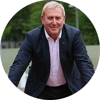 Prof. Predel vor Hürde px 400x400.webp