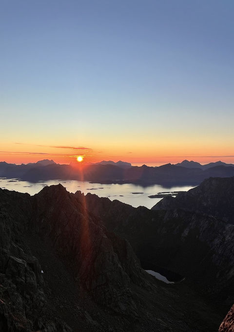 Cumbre de Vagakallen con panorámica del fiordo, destino de trad climbing en Noruega