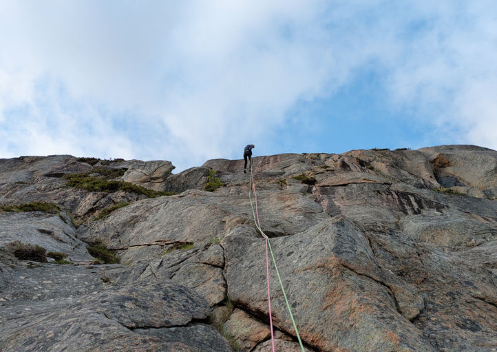 Trad climbing training focused on rope management and safety systems