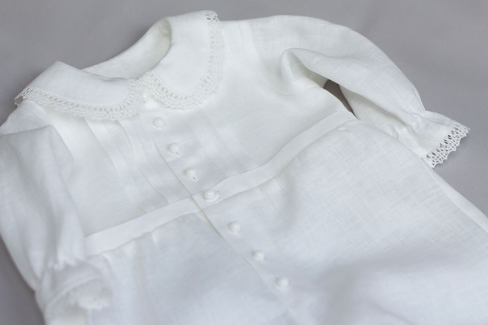 Miniatiūra: Ivory linen infant romper with pintucks, shank buttons, Peter-Pan collar, adorned with lace