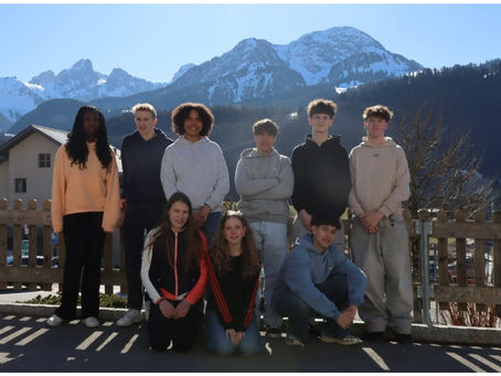 Château-d'Oex : les élèves partent à la chasse au béton dans la cour d'école (Radio Chablais).