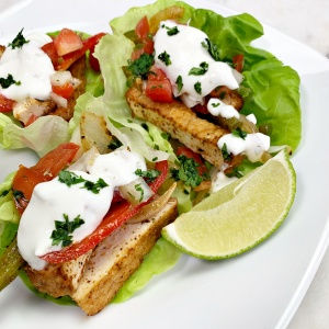Lunch Hack: Chicken and Hummus Lettuce Wrap 
