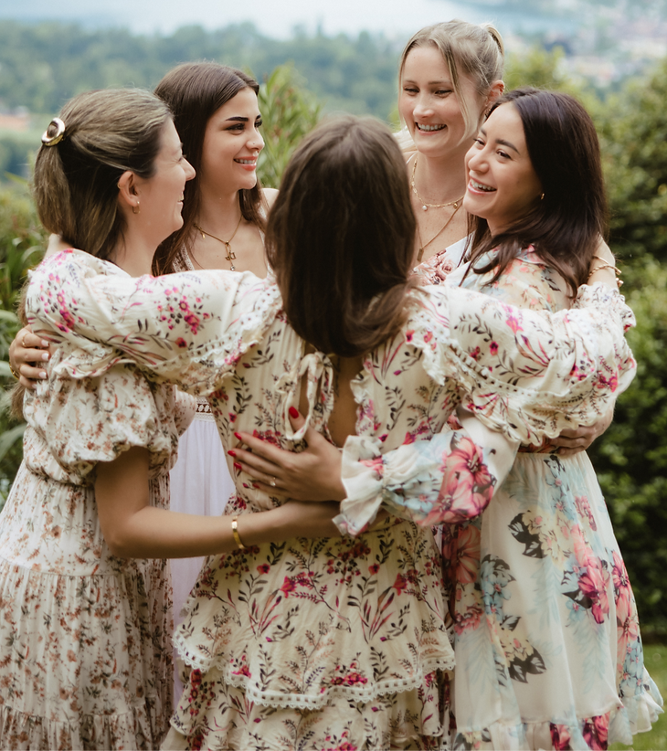 Frauen in einem Retreat-Kreis als Stimmungsmotiv für Verbindung, Weiblichkeit und gemeinsame Selbsterfahrung.