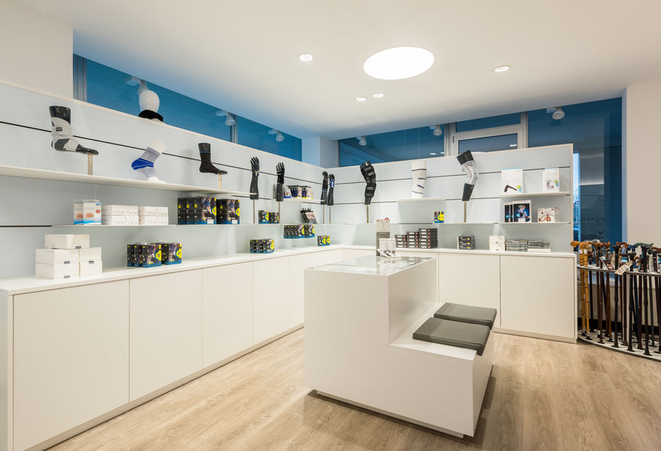 Innenraum des Sanitätsfachhandels Wutschka mit moderner Ladenarchitektur.