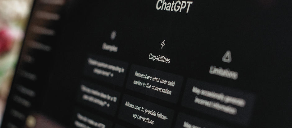 ChatGPT auf einem Bildschirm als Beispiel für KI-Tools und die neuen KI-Regeln für Unternehmen ab August 2026.