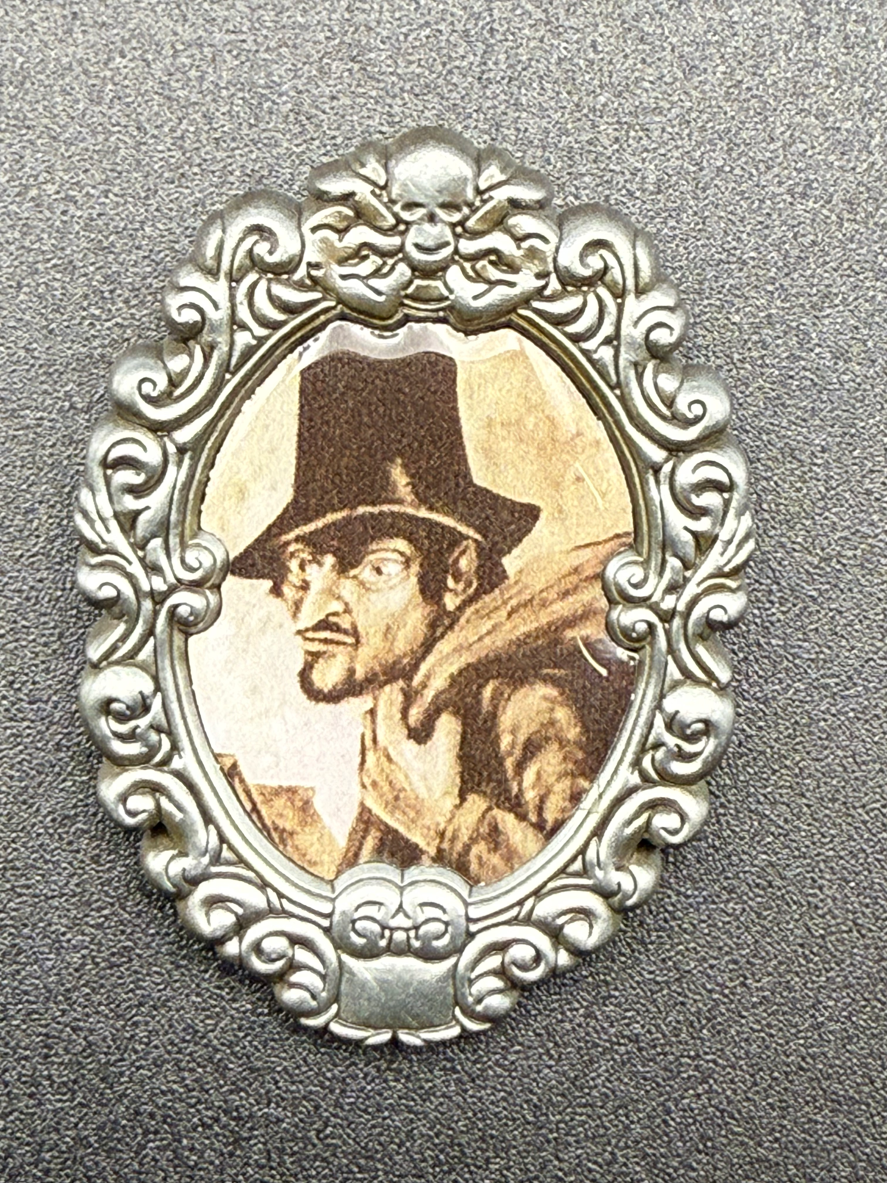 2017 Disney Haunted Mansion Cameo Portrait Mystery The Arsonist PIn