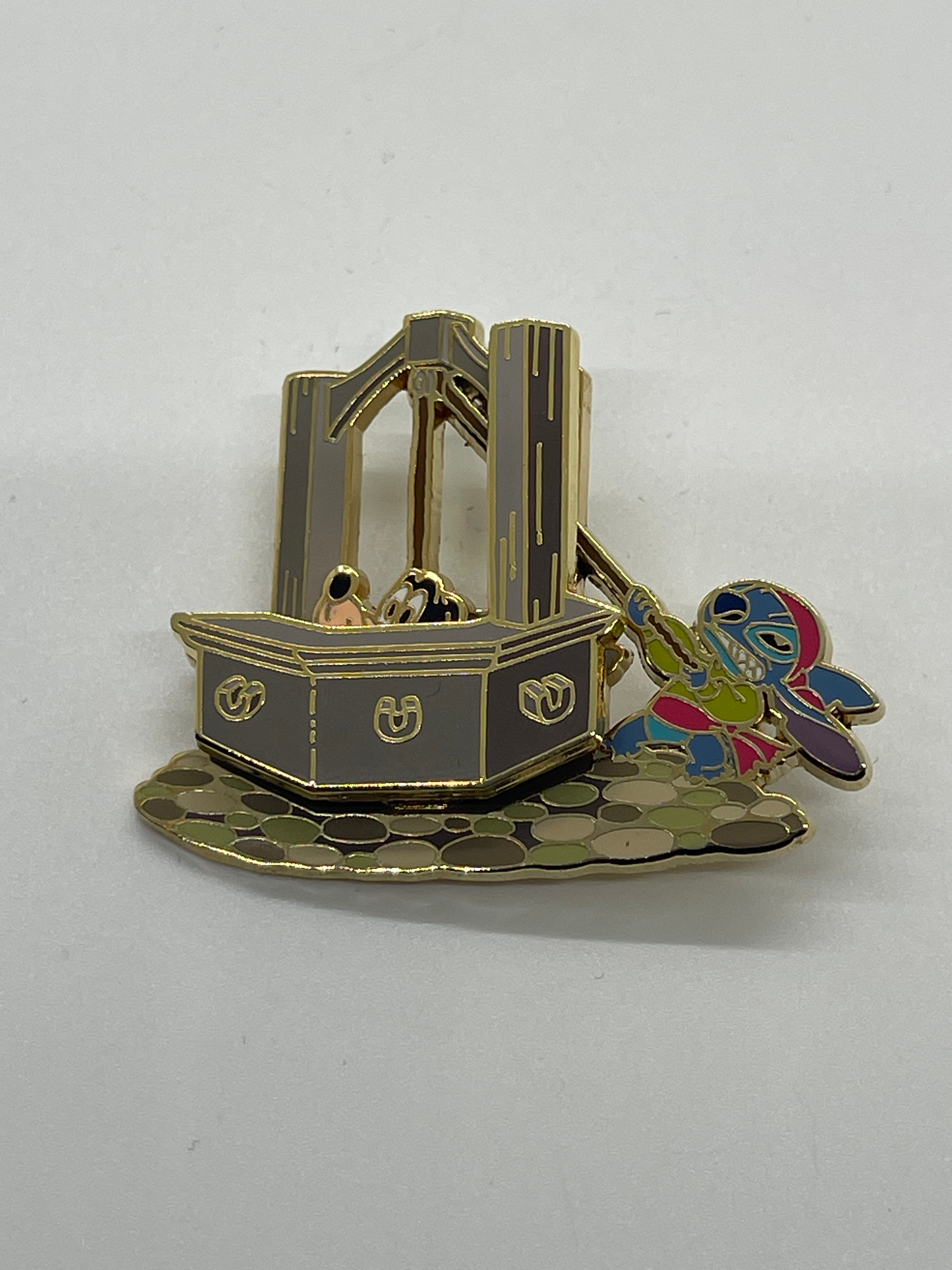 2006 Disney Pirates Of The Caribbean Stitch & Goofy Water Well Pin