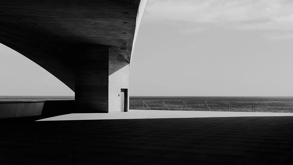 Edif�ício minimalista de arquitetura, em betão, com água no background, inspiração do escritório de arquitectura Arqbrundi, demonstrando aos seus clientes um bom exemplo de um projeto arquitetónico