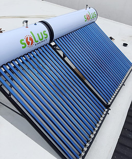 Instalación de calentadores de agua solar residenciales por Solus Energy: aprovecha la energía renovable para calentar agua de forma eficiente y sostenible en tu hogar.
