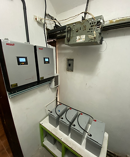 Instalación de sistema híbrido de energía solar y almacenamiento por Solus Energy: potencia tu hogar con energía renovable y almacenamiento eficiente.