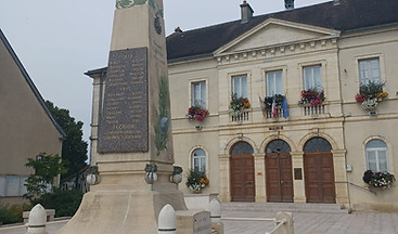Monument aux morts d'Arc-sur-Tille_edited.jpg