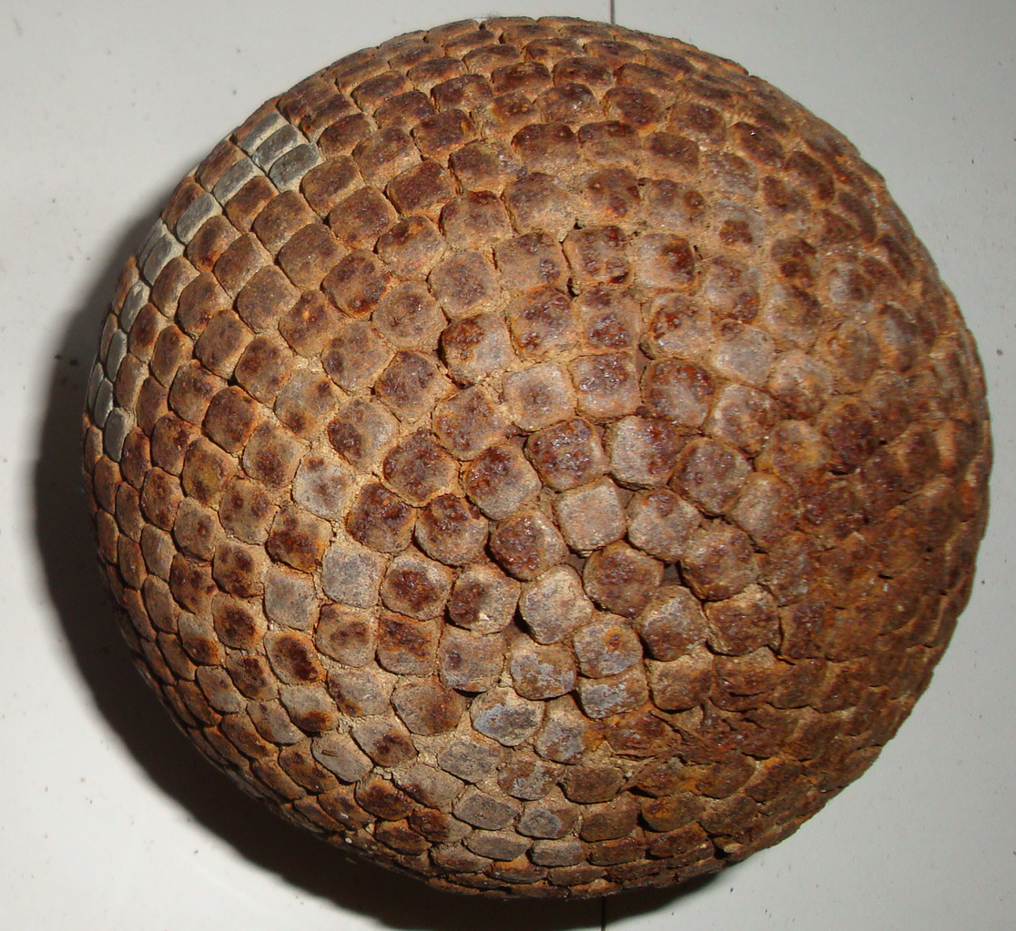Boule en bois clouté