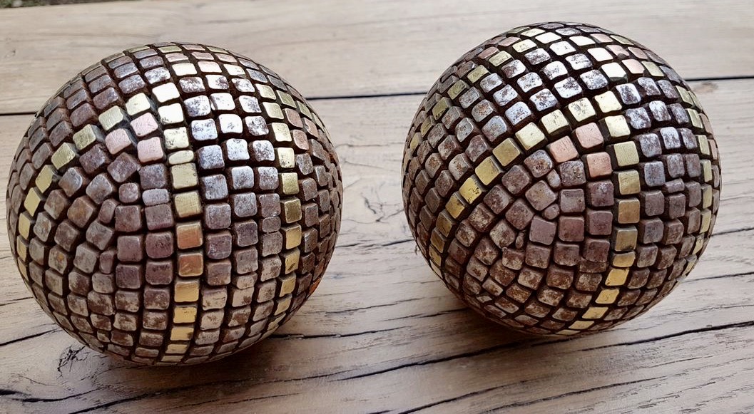 Boules en bois clouté