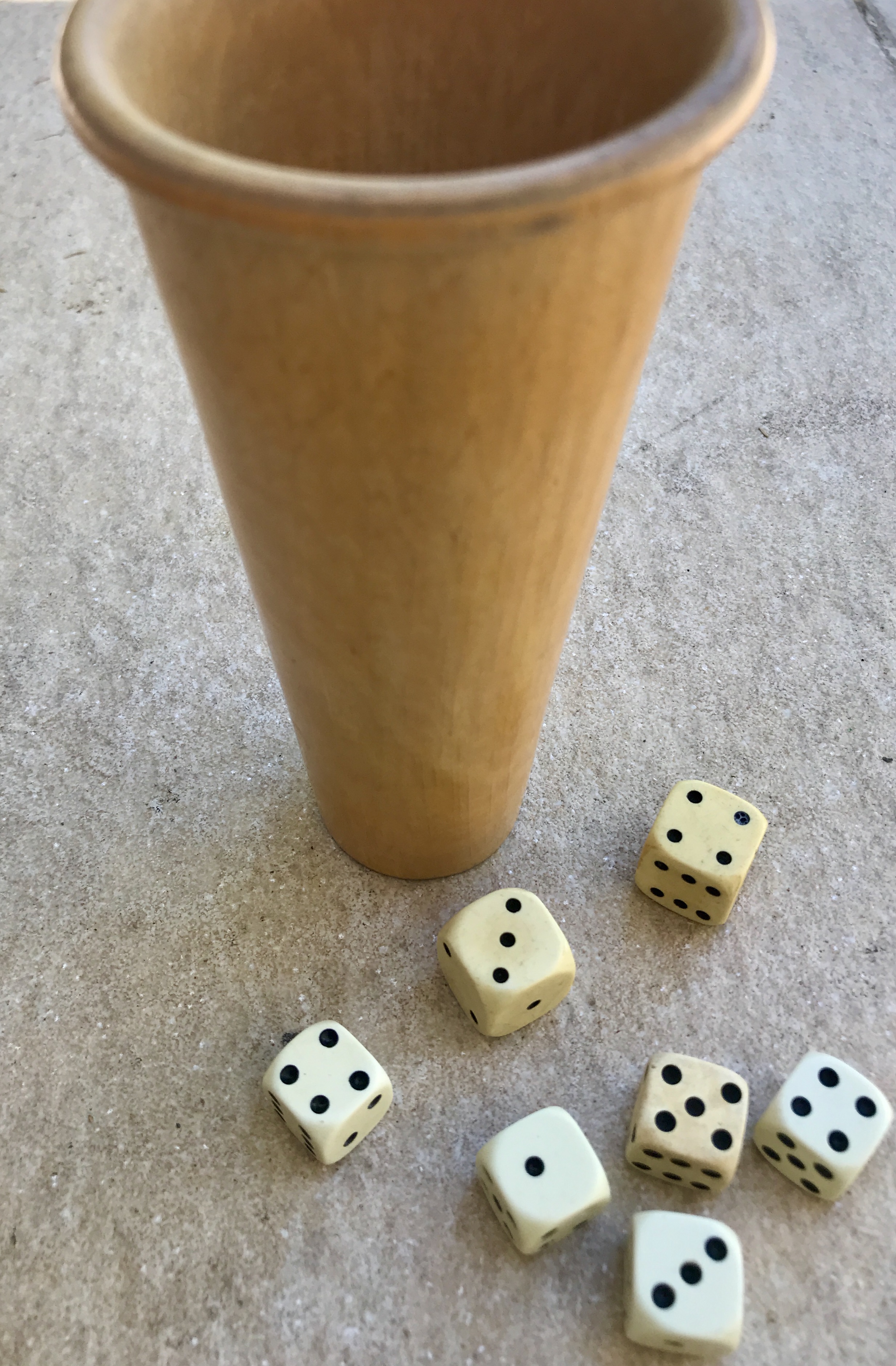Gobelet à dés en bois