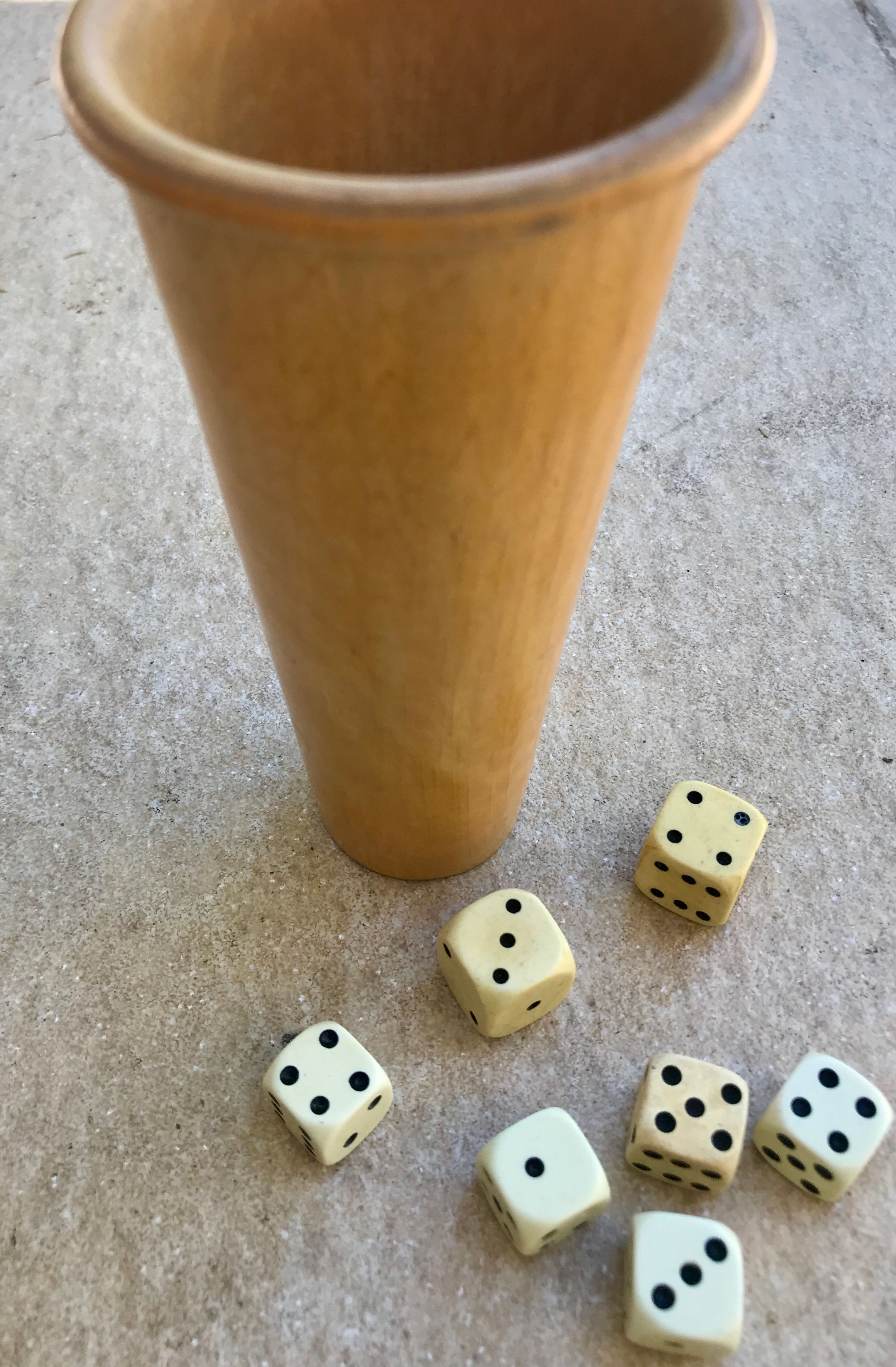 Gobelet en bois à dès