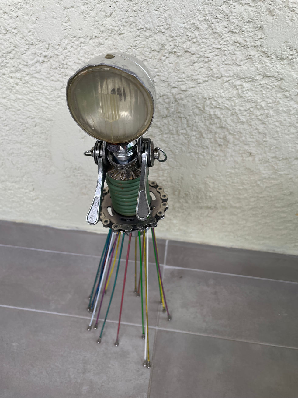 Miniature : Sculpture YD "Milles pattes en mini jupe"