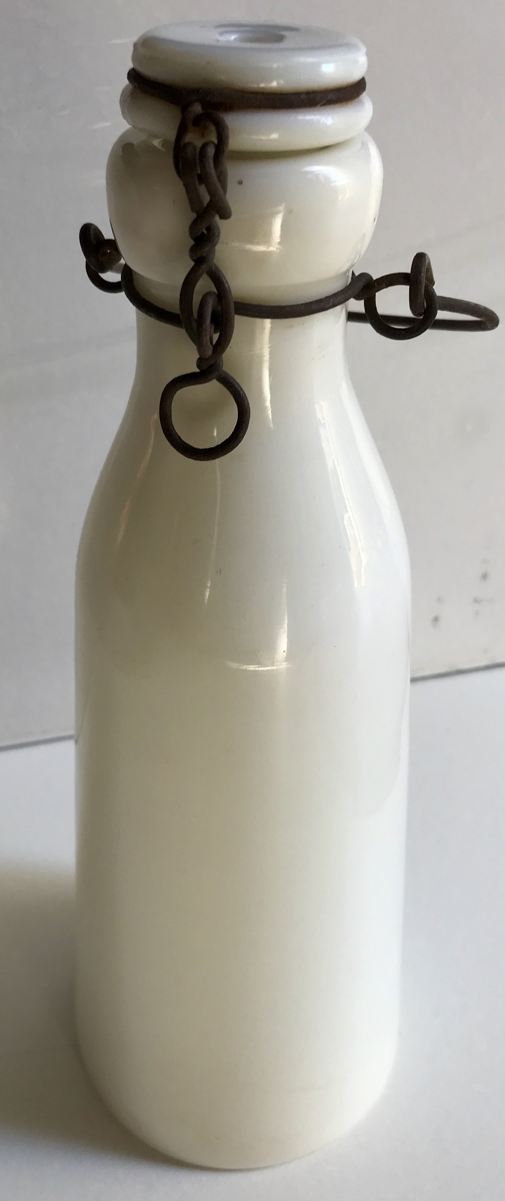 Bouteille de lait opaline blanche