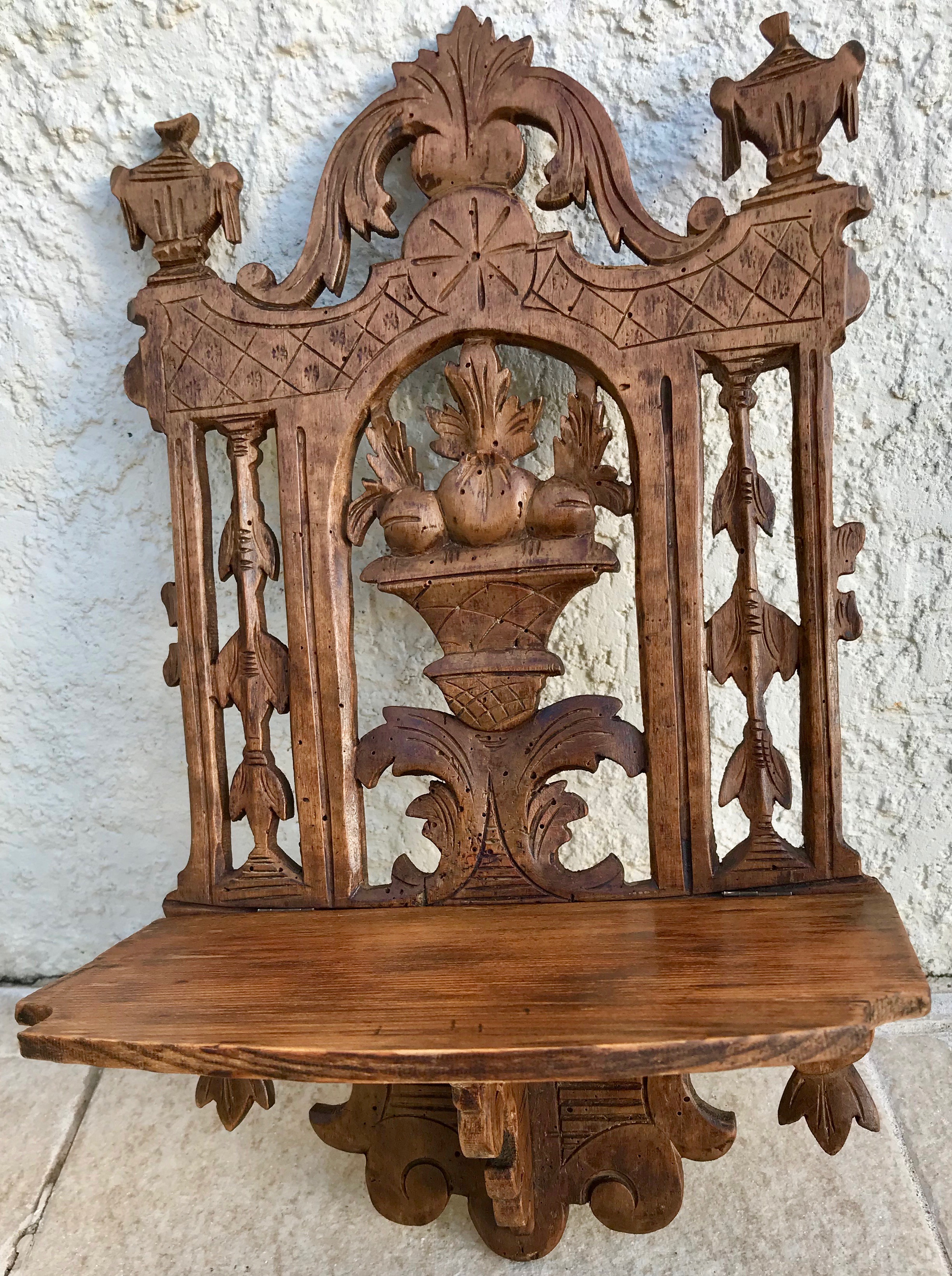 Etagère d'angle bois sculpté