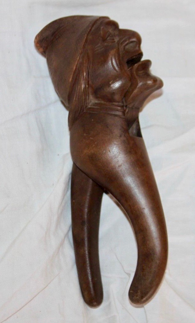 Casse_noisette_en_bois_sculpté_