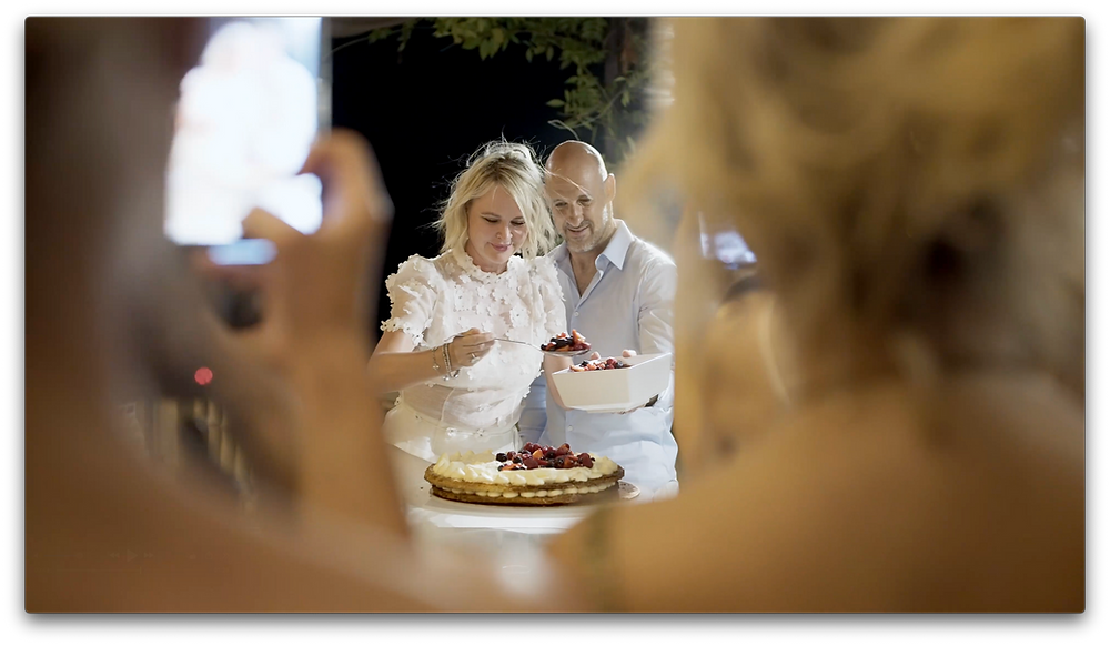Couple cutting a wedding cake at Villa Le Fontanelle wedding