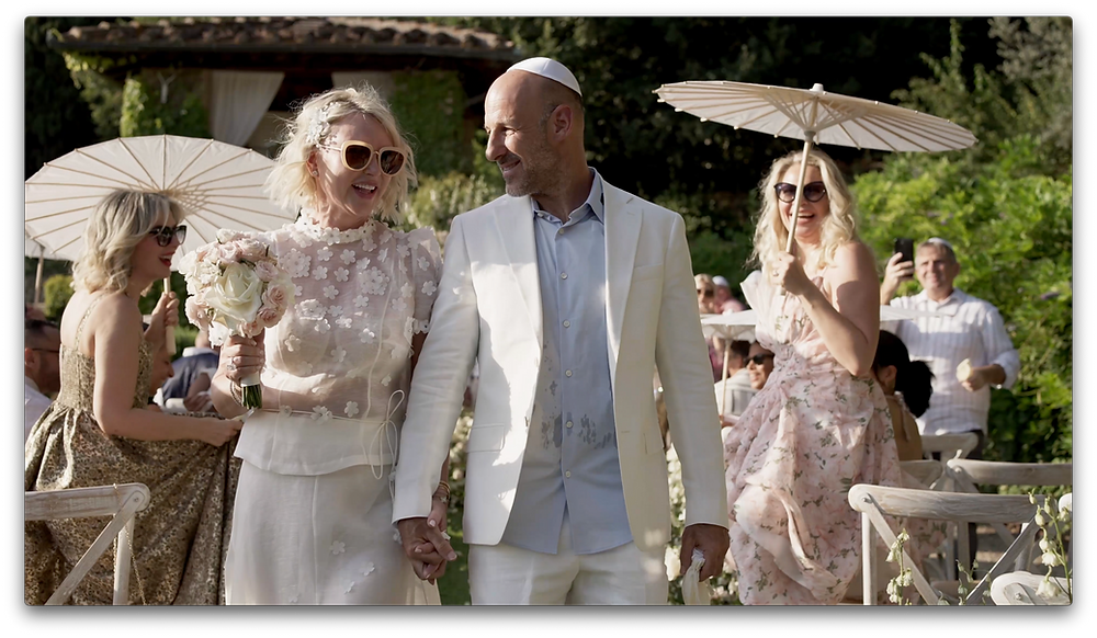 Bride and groom of a jewish wedding walk at Villa Le Fontanelle.