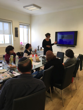 דר' אלכסנדרה קליין רפאלי מעבירה הכשרה למטפלים בירושלים