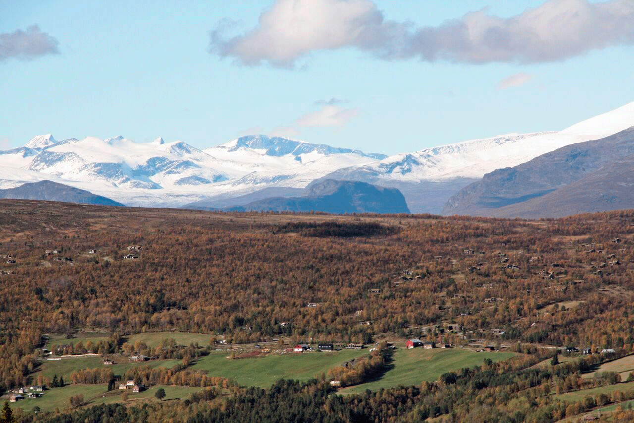 SKÅBU med Jotunheimen i bakgrunnen