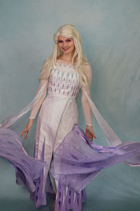 Maya als Schneekönigin im weißen Kleid