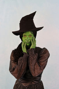 Amira als grüne Hexe