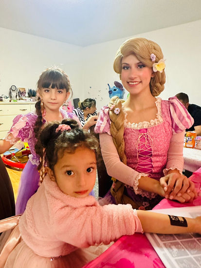 Rapunzel macht Glitzer Tattoos