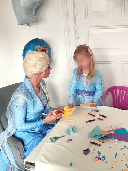 Schneekönigin bastelt mit Kindern