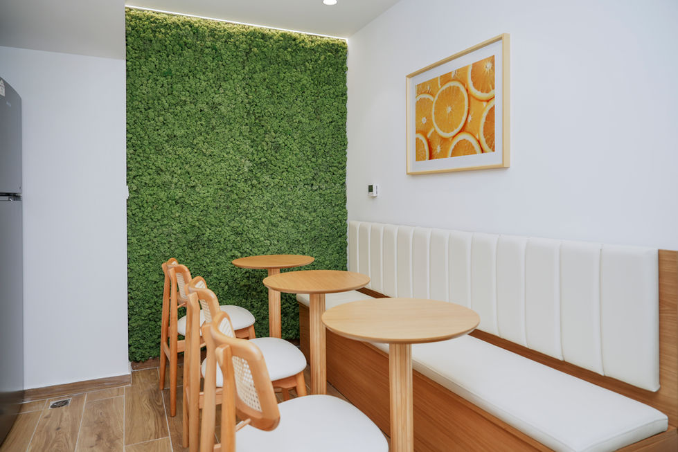 Ristrutturazione cucina e area break per uffici a Milano, interior design moderno con parete in muschio stabilizzato - SHC Brothers