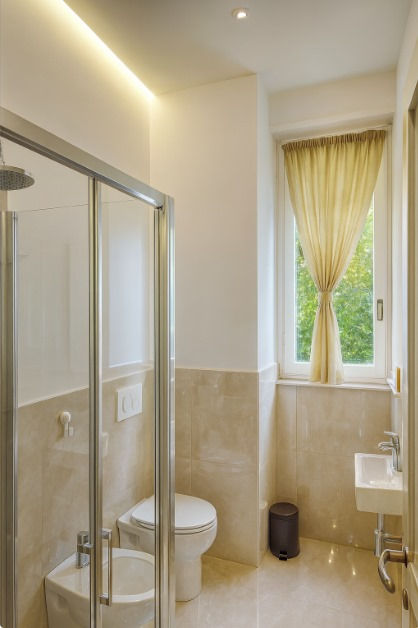 Ristrutturazione bagno a Milano con box doccia in vetro, sanitari moderni e illuminazione a LED a soffitto - SHC Brothers