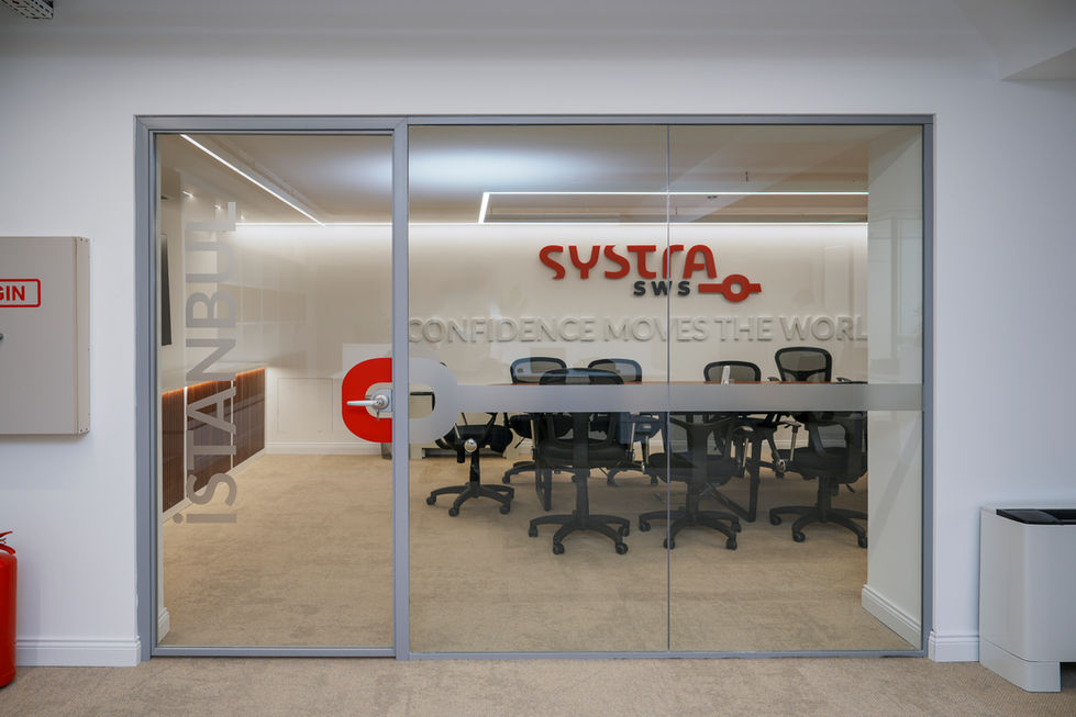 Progetto interior design sala riunioni a Milano, ristrutturazione ufficio con pareti in vetro e porta scorrevole - SHC Brothers