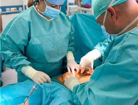 Chomutovská nemocnice Krajské zdravotní zahájila provoz operačních sálů a chirurgické jednotky intenzivní péče v novém pavilonu