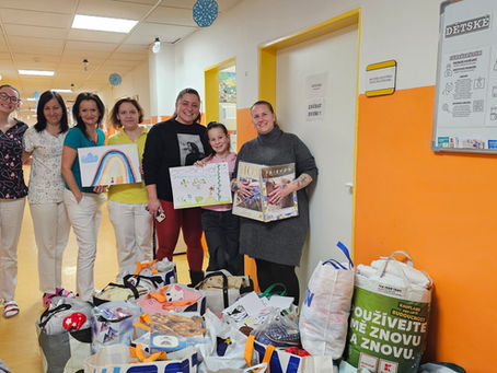 Spoustu krásných dárků pro děčínské Dětské oddělení